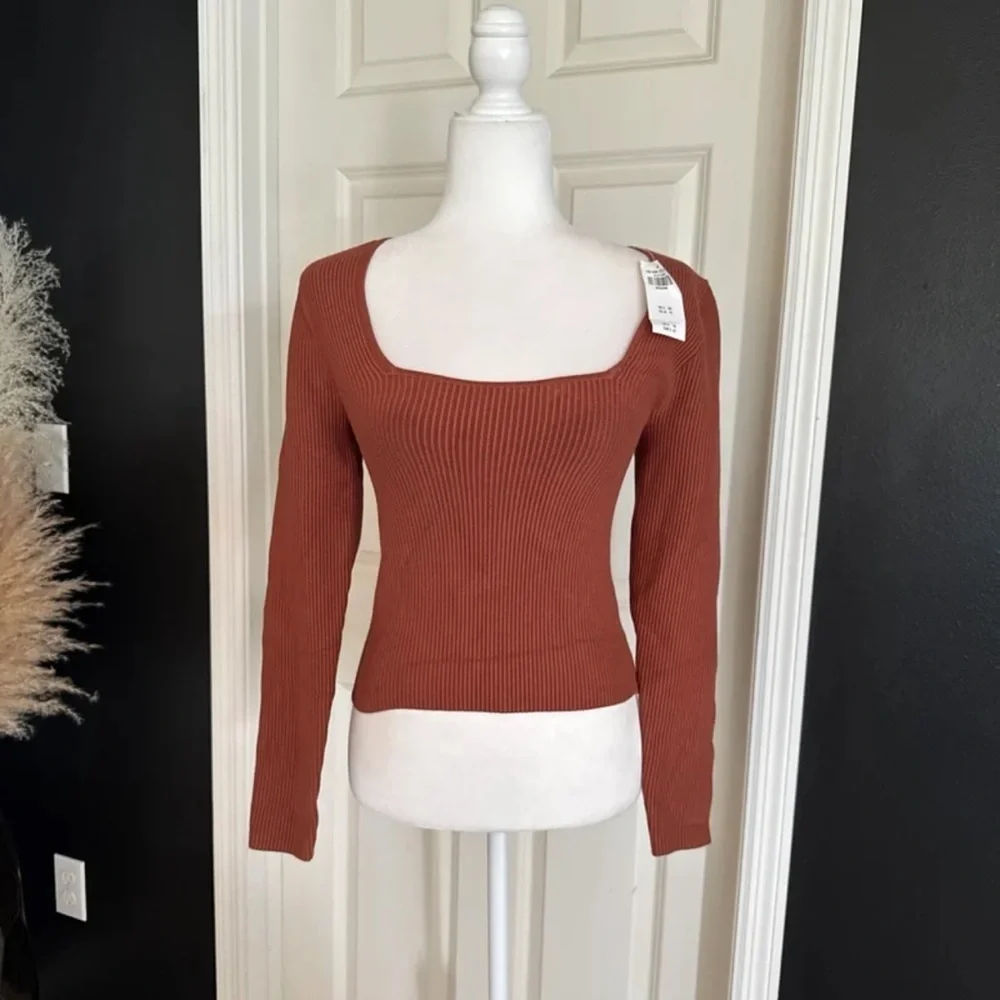 NWT Abercrombie & Fitch Long-Sleeve Ottoman Squareneck Top in Rust
Size Medium - Picture 5 of 12